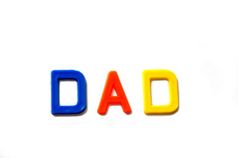 爸爸与色彩斑斓的塑料字母白色背景