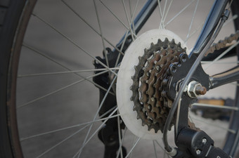 关闭自行车轮与细节链和换挡杆机制
