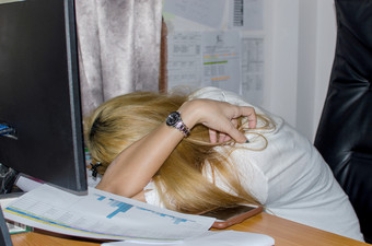 业务女人工作的办公室睡觉你的deskbusiness概念
