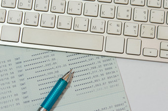 储蓄账户书bankbusiness金融和键盘电脑与笔