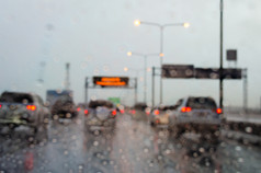 模糊车的路Trafic小时与雨滴