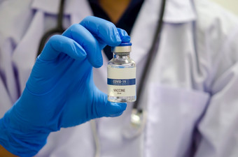 医生laborant持有新冠病毒疫苗管冠状病毒疫苗冠状病毒疫苗概念