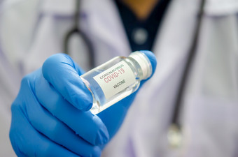 医生laborant持有新冠病毒疫苗管冠状病毒疫苗冠状病毒疫苗概念