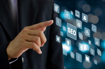 商人手触碰虚拟屏幕业务图标seo搜索引擎优化业务技术概念市场营销排名网站互联网