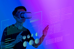 男人。穿眼镜触摸虚拟屏幕元宇宙技术全球互联网连接虚拟社会网络