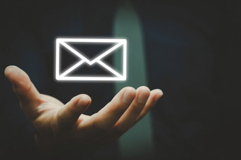 商人持有电子邮件图标联系电子邮件通讯和保护你的个人信息从垃圾邮件客户服务中心联系概念