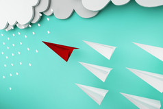 红色的纸飞机领先的领导与雨概念