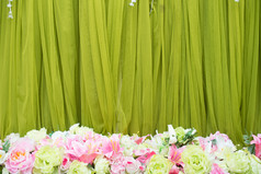 绿色织物模式与美丽的花为事件背景
