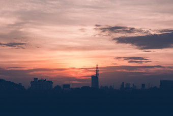 气候日落<strong>天空</strong>与毛茸茸的云和美丽的重天气景观为使用<strong>背景图片</strong>和插图