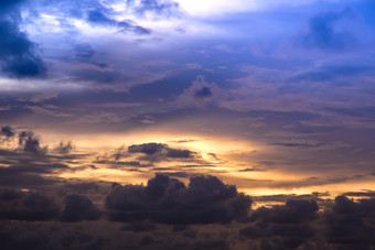 浪漫的日落<strong>天空</strong>与毛茸茸的云和美丽的重天气景观为使用<strong>背景图片</strong>和插图