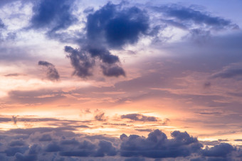 浪漫的日落天空与毛茸茸的云和美丽的重天气景观为使用背景图片和插图