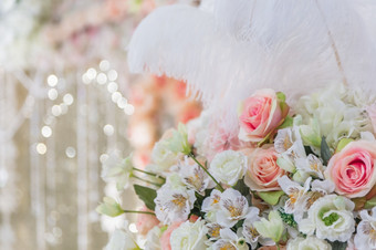 色彩斑斓的花束和背景准备为的婚礼仪式