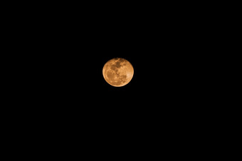 完整的月亮孤立的与黑色的背景可以看到美丽的光晚上
