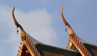 山墙顶点寺庙屋顶与蓝色的天空背景