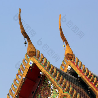 山墙顶点寺庙屋顶与蓝色的天空背景