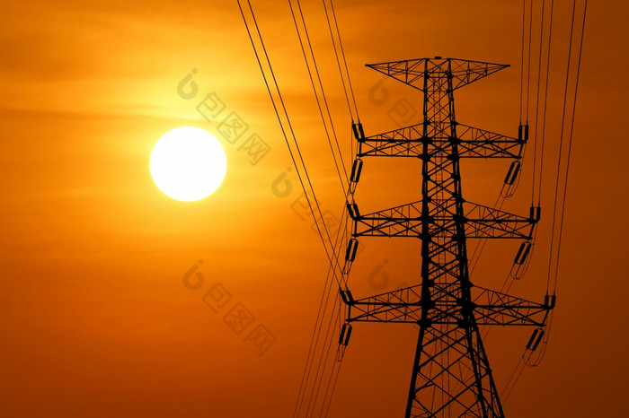 轮廓高电压电塔与美丽的日落背景