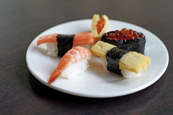 特写镜头寿司卷传统的日本食物