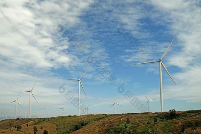 风车为可再生能源的山与美丽的天空背景