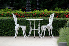 白色表格和椅子的美丽的花园