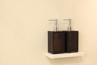 液体肥皂瓶和洗发水自动售货机浴室