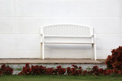 白色钢板凳上水泥墙背景