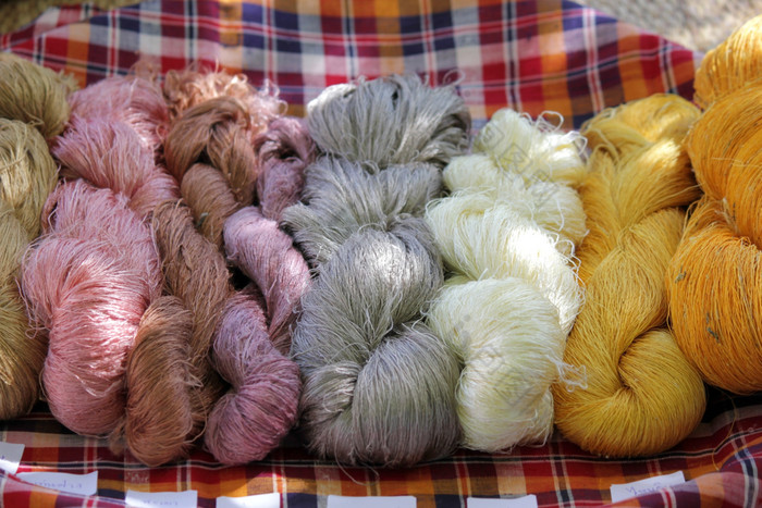 丝绸生产过程色彩斑斓的生丝绸线程
