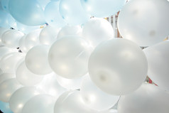 桩蓝色的和白色气球装修的的地方为的庆祝