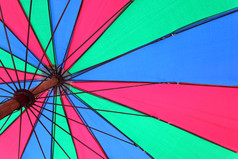 下的色彩斑斓的海滩伞背景