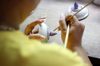 艺术家绘画班加隆陶瓷货传统的泰国五色著名的瓷