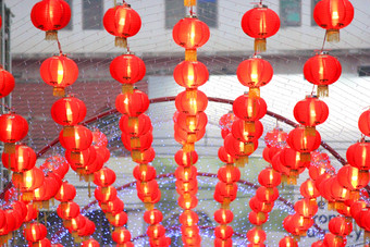桩红色的纸灯笼装饰为中国人新一年