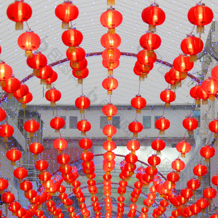 桩红色的纸灯笼装饰为中国人新一年