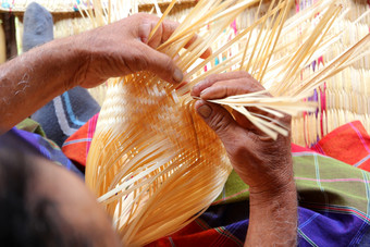 的村民们花了<strong>竹子</strong>条纹编织篮子