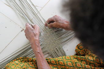 的村民花了竹子条纹编织篮子