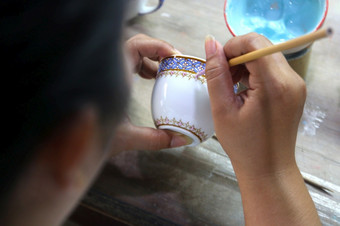 艺术家绘<strong>画</strong>班加隆陶瓷货传统的泰国五色著名的瓷