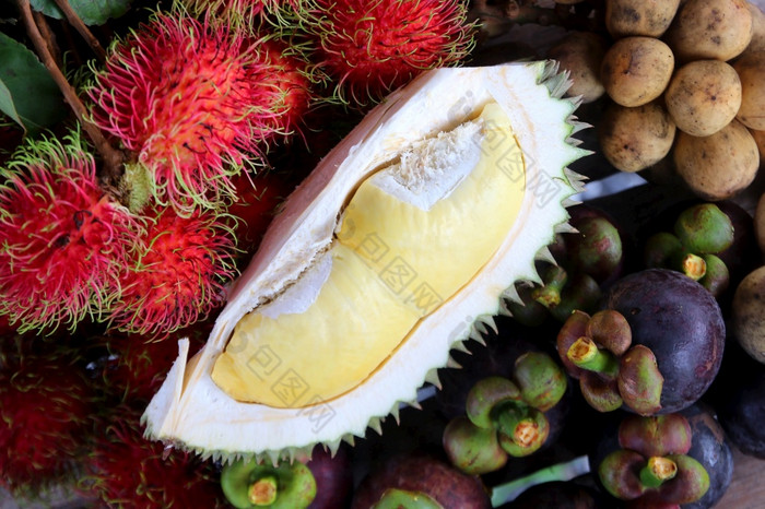 著名的泰国水果榴莲山竹果和红毛丹木表格