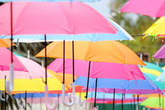 色彩斑斓的伞街装饰背景