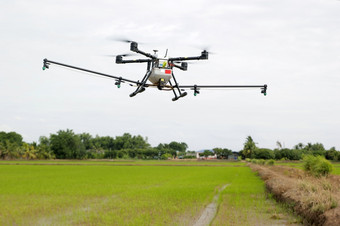 创新概念<strong>飞行</strong>无人机空中无人机使用为农业行业