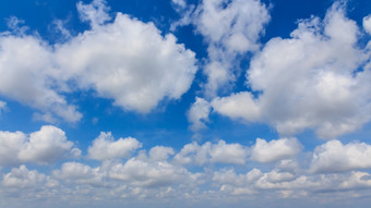 蓝色的天空背景与白色云宽屏幕