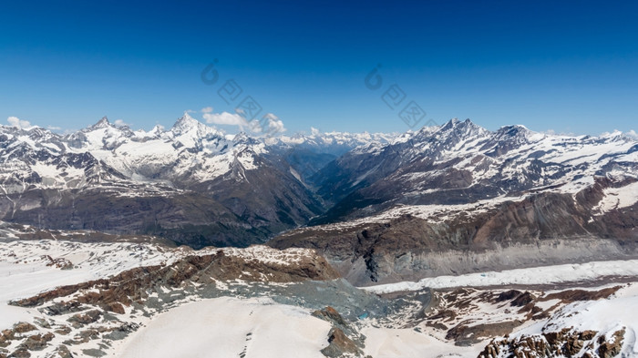 雪山范围景观与蓝色的天空阿尔卑斯山脉地区策马特瑞士
