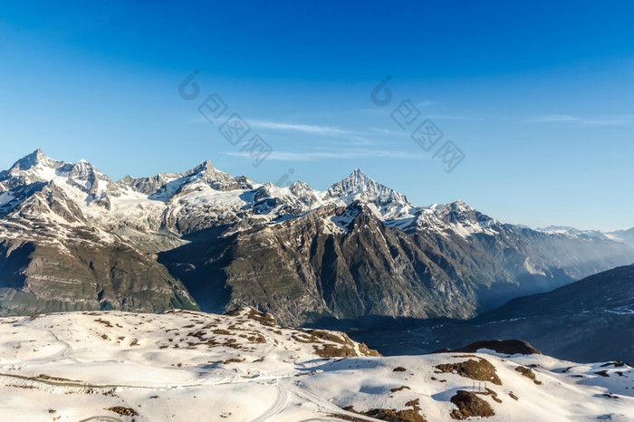 山景观与蓝色的天空阿尔卑斯山脉策马特瑞士