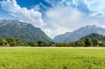 风景优美的阿尔卑斯山脉山景观与蓝色的天空茵特拉肯<strong>瑞士</strong>