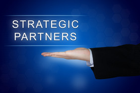 战略合作伙伴按钮与业务手蓝色的背景