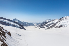 阿莱奇冰川景观的慢慢的阿尔卑斯山脉瑞士
