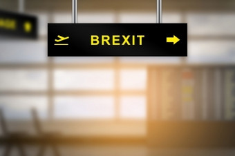 英国脱欧英国退出机场标志董事会与模糊背景和复制空间
