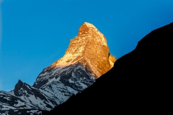 金阳光发光马特洪峰山峰策马特瑞士