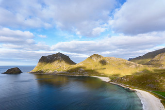 空中视图美丽的<strong>山景观</strong>与挪威海霍兰兹梅伦维斯特瓦戈伊罗弗敦群岛挪威