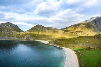 空中视图美丽的山景观与挪威海霍兰兹梅伦维斯特瓦戈伊罗弗敦群岛挪威