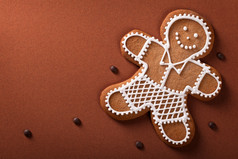 圣诞节姜饼男人。与巧克力药片棕色（的）纸背景