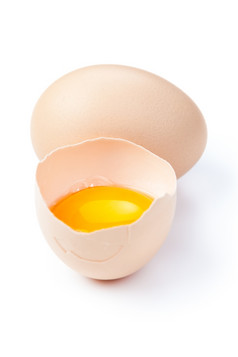 破碎的蛋与蛋黄而且蛋白色背景