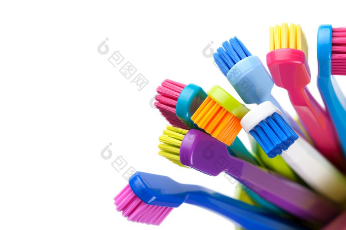 集团色彩斑斓的牙刷杯孤立的白色背景前视图